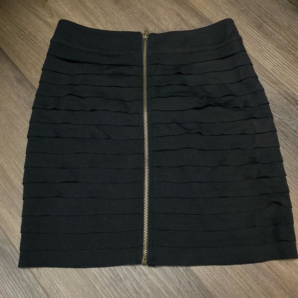 BRAND NEW: Short Black Skirt - Picture 3 of 4